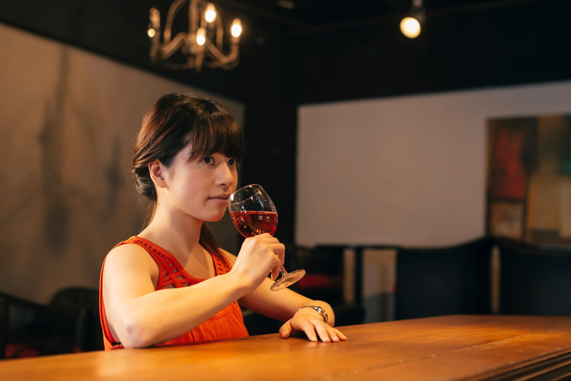 カウンターで飲む女性